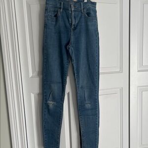 Levi's Women's Skinny Jeans in Distressed Blue